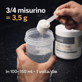 Preparazione di OstroVit Creatina Monoidrato Creapure® con misurino da 3,5 g versato nello shaker con acqua, utilizzo quotidiano