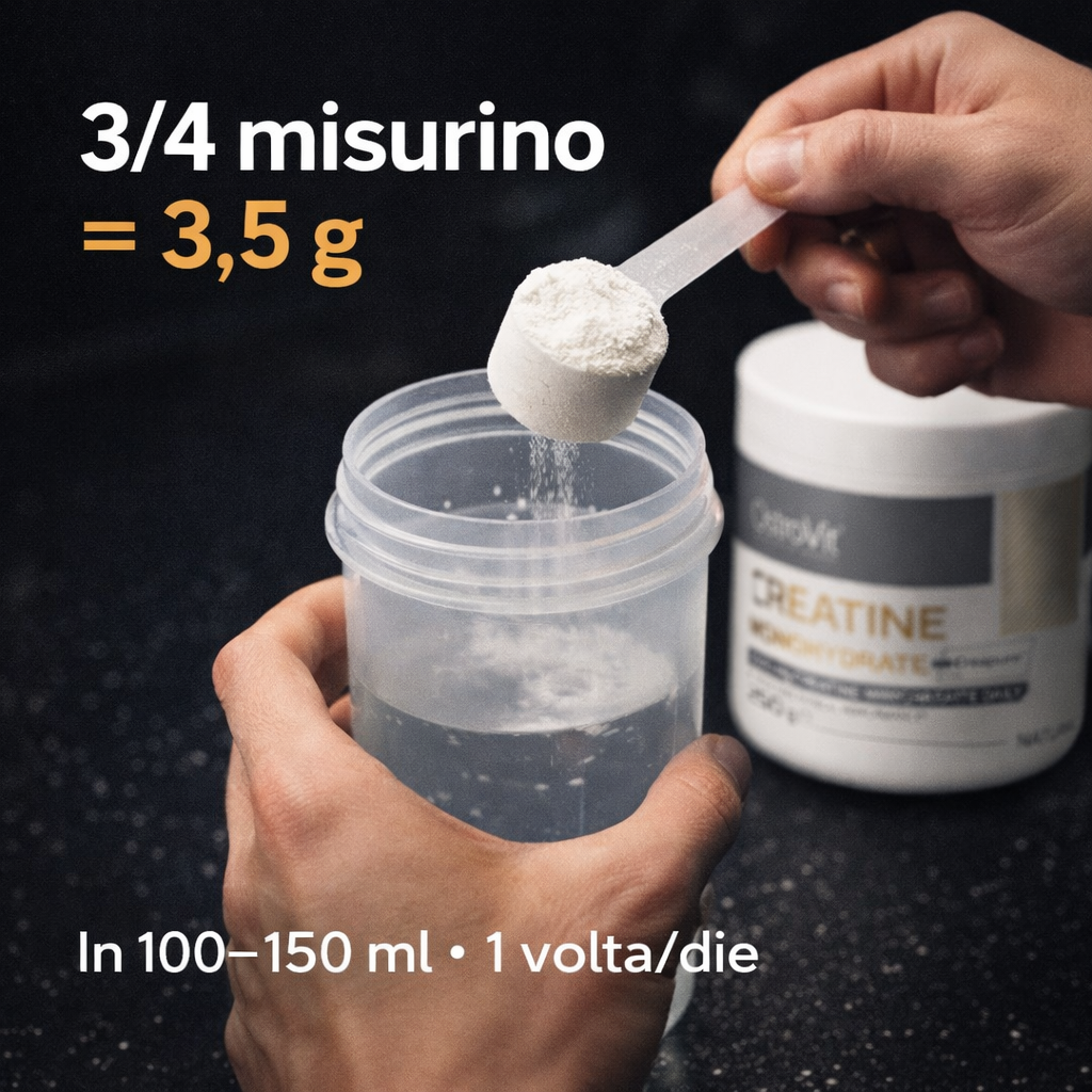 Preparazione di OstroVit Creatina Monoidrato Creapure® con misurino da 3,5 g versato nello shaker con acqua, utilizzo quotidiano