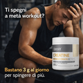 Atleta stanco seduto in palestra durante l’allenamento con barattolo di OstroVit Creatina Monoidrato Creapure® accanto, supporto alla performance