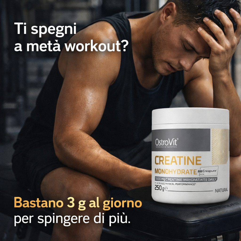 Atleta stanco seduto in palestra durante l’allenamento con barattolo di OstroVit Creatina Monoidrato Creapure® accanto, supporto alla performance