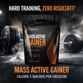 Mass Active Gainer Self in palestra con bilanciere e atmosfera intensa per aumento massa