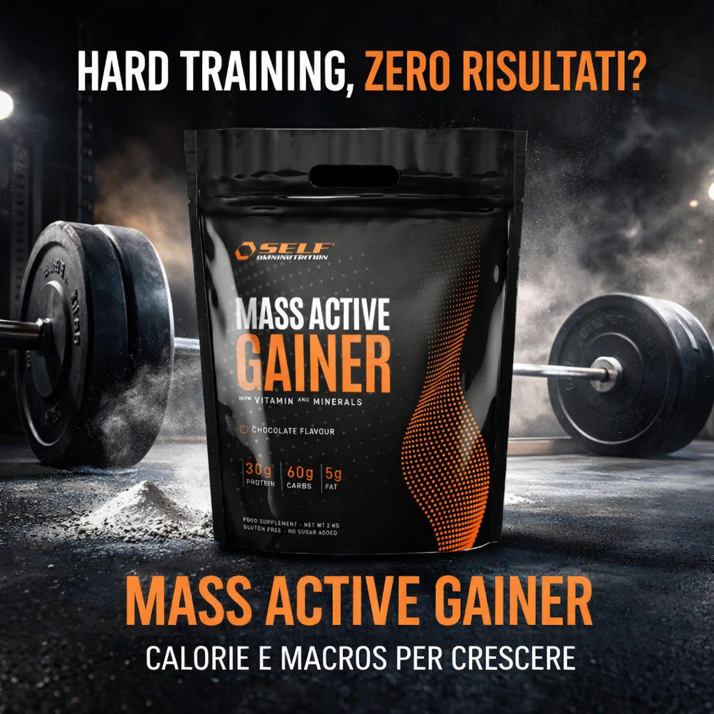 Mass Active Gainer Self in palestra con bilanciere e atmosfera intensa per aumento massa