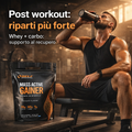 Atleta che beve shaker post allenamento con Mass Active Gainer whey e carbo per recupero