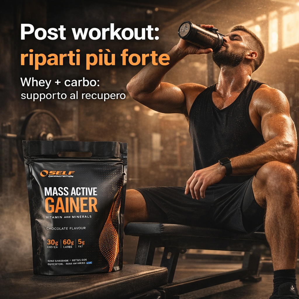 Atleta che beve shaker post allenamento con Mass Active Gainer whey e carbo per recupero